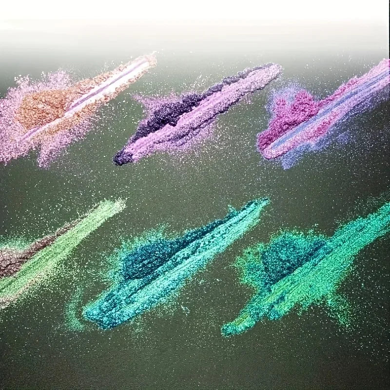 Polvo glitter aurora camaleón vibrante, degradado multicolor, tonos mora, morado, azul y verde, maquillaje corporal deslumbrante